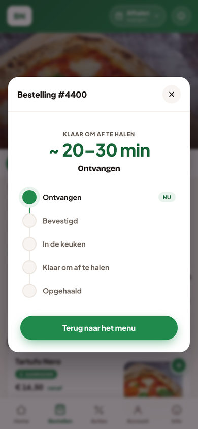 De gast volgt zijn afhaalbestelling op zijn telefoon: klaar om af te halen over 20 tot 30 minuten, met de stappen ontvangen, bevestigd, in de keuken en opgehaald